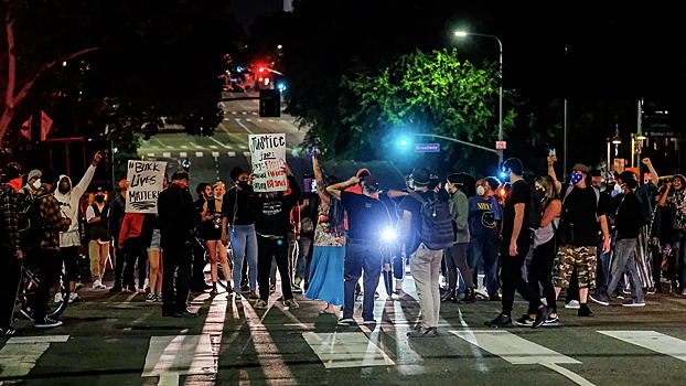 Внедорожник сбил протестующего в Лос-Анджелесе