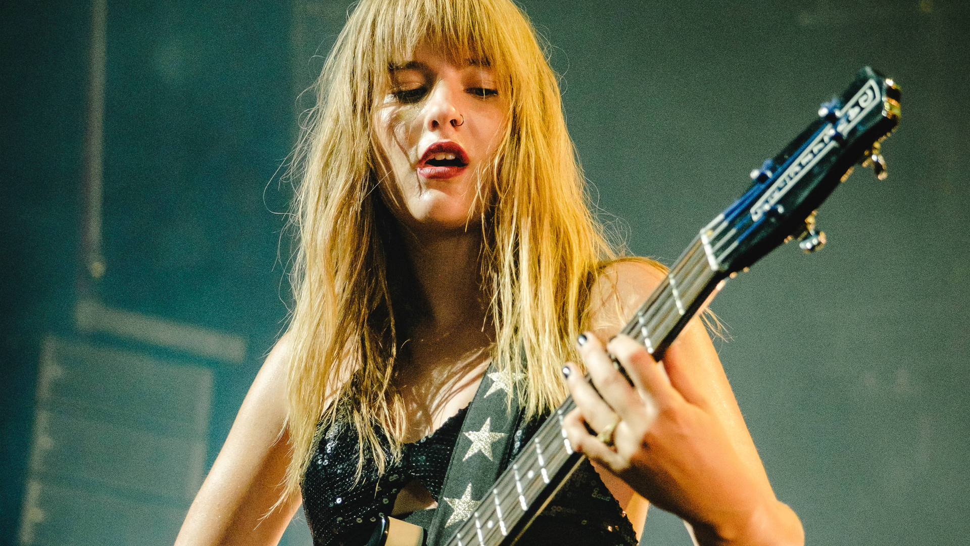 Виктория Де Анжелис (басистка)