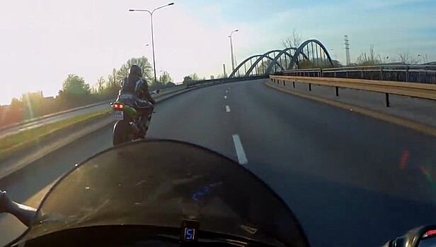 Байкер поймал мотоцикл вылетевшего из седла коллеги