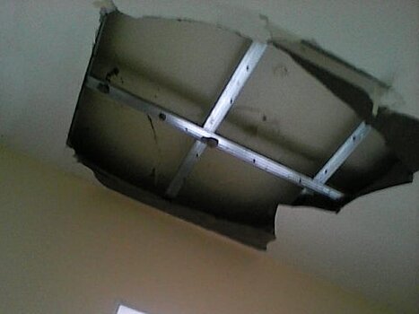 Пациенты саратовской больницы пожаловались на рухнувший потолок