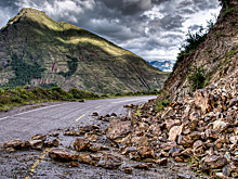 В Абхазии скатившийся с горы камень пробил дверь авто и оказался в салоне