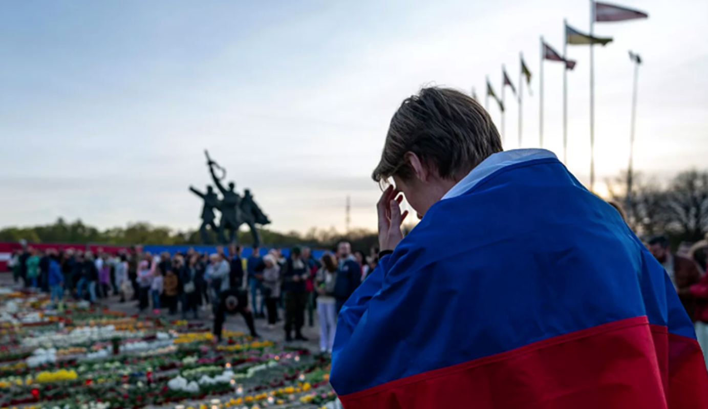 Главу МВД Латвии потребовали уволить за отказ разогнать людей у памятника освободителям