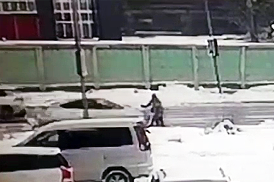 На Сахалине таксист протащил мать с дочерью на капоте и попал на видео