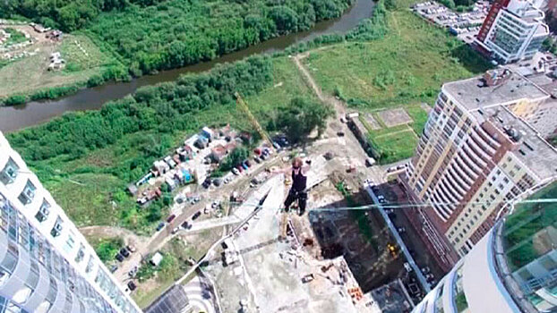 Канатоходец показал головокружительный трюк на высоте 37 этажей в Екатеринбурге