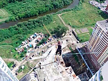 Канатоходец показал головокружительный трюк на высоте 37 этажей в Екатеринбурге