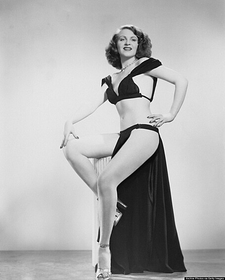 Танцовщица бурлеска Глория Кнехт в двухсекционном наряде, около 1950 года.