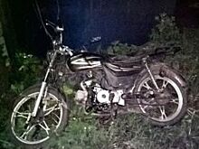Под Орлом два 17-летних подростка врезались в гараж на мопеде