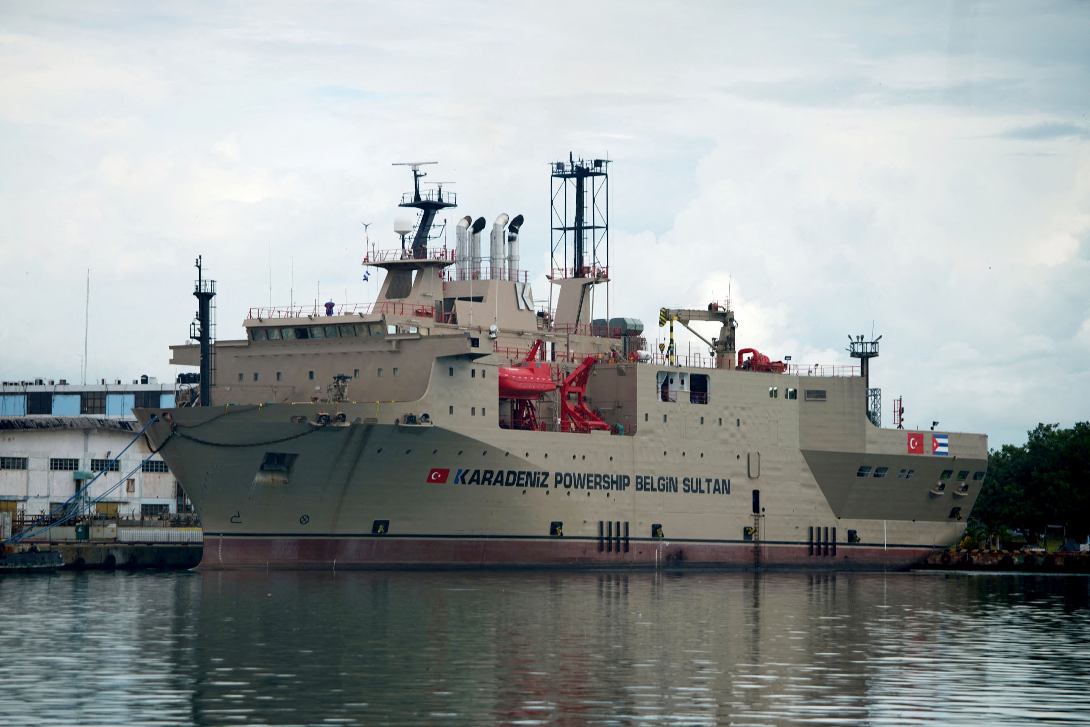 Куба начала получать энергию с турецкой плавучей станции