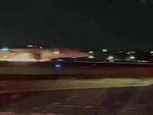 Самолет сел без шасси, выпустил сноп искр и попал на видео
