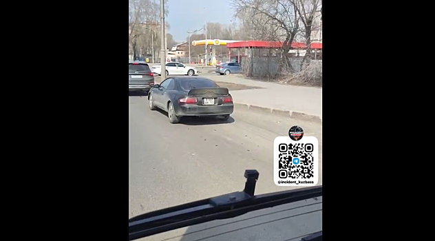 Длинная очередь на автомойку помешала общественному транспорту в Кемерове