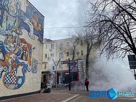 Без тепла остались 18 домов: трубу с кипятком прорвало в центре Ростова