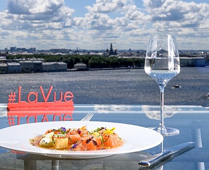 Морской еж, десерт «Павлова» и панорамный вид на Неву – ресторан La Vue открыл шампань-террасу