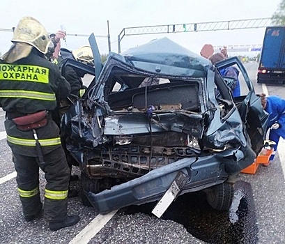 Два человека погибли в Володарском районе после наезда грузовика MAN на «двенашку»