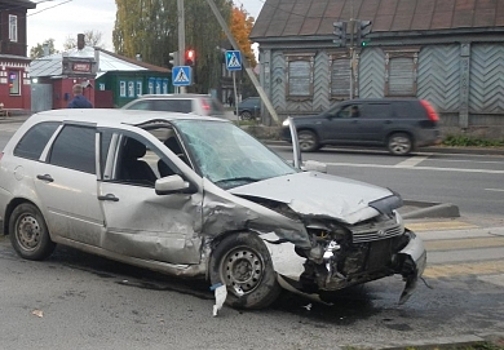 На злополучном перекрестке в Костроме жестко столкнулись две машины