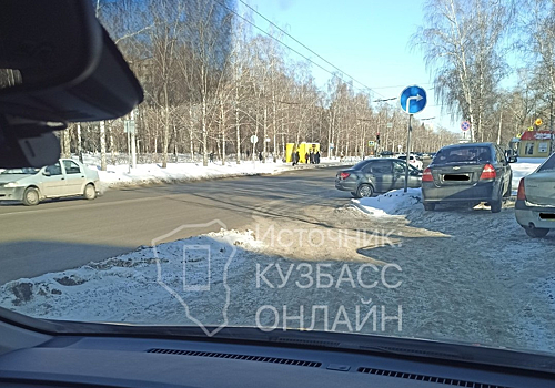 Нечищеная парковка у больницы в Новокузнецке создала проблемы для пациентов