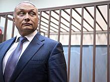 Неявка собравшегося на СВО экс-сенатора отложила суд по делу о подготовке к расправе