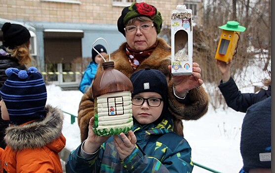 Акцию «Поможем птицам в зимние холода» провели подопечные центра «Сокол»