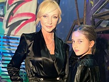 Кожаные мини-шорты и юбка с пайетками: Кристина Орбакайте вышла в свет с мужем и дочерью