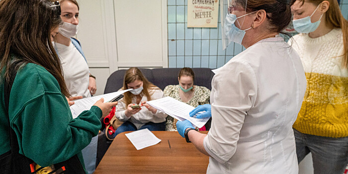 Песков анонсировал начало вакцинного туризма в России