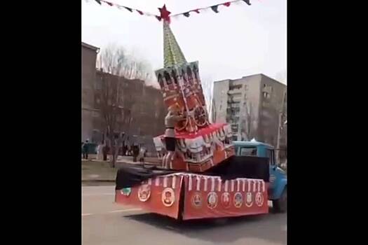 Россиянка оказалась придавлена упавшим на нее Кремлем и попала на видео