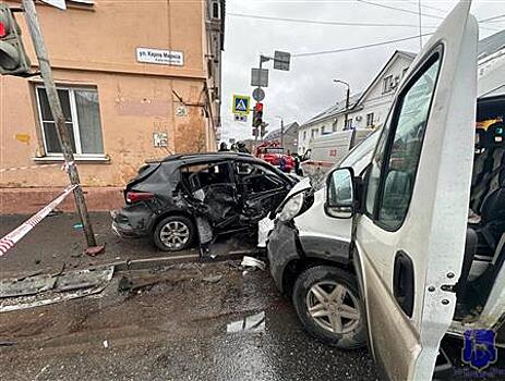 В Тольятти столкнулись легковушка и автобус