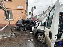 В Тольятти столкнулись легковушка и автобус