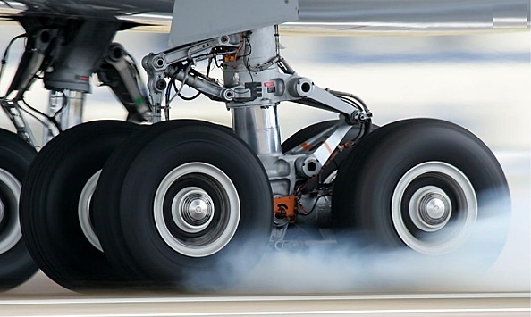 Почему колёса самолётов не раскручивают перед приземлением, если это было бы выгоднее