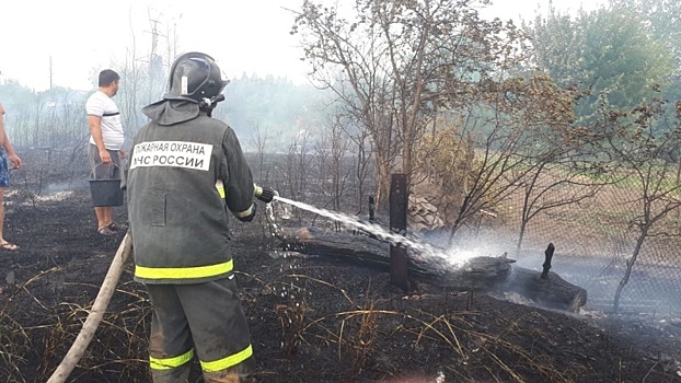 В Волгоградской области горит не только камыш: в хуторе Камыши спасли мужчину из полыхавшего гаража