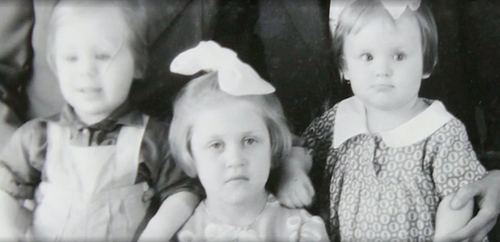 Елена Малышева показала детское архивное фото с родителями