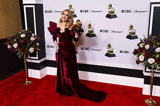 Адель восхитила постройневшей фигурой в винном платье на премии "Грэмми"