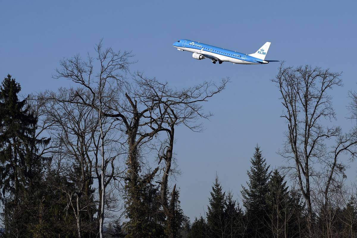 Пассажирский самолет приземлился в Махачкале после сигнала бедствия
