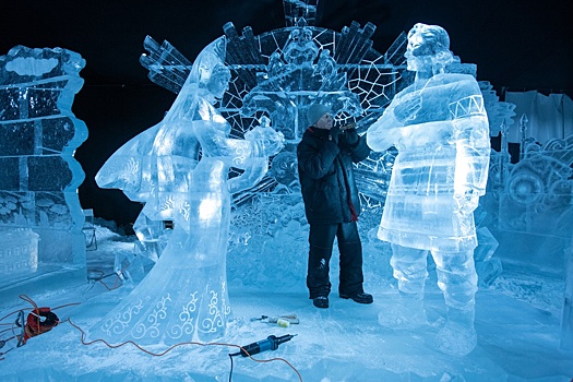 Как мастера создавали ледовые скульптуры в Петербурге
