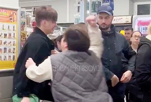 Рукопашный бой сотрудницы магазина с клиентом в Москве попал на видео