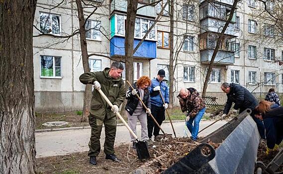 Сотрудники администрации города убирают мусор на улице Заводской