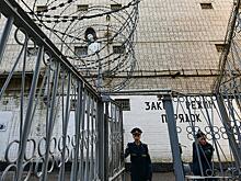 На зоне пируют! А тех охранников, кто в доле, убивают первыми