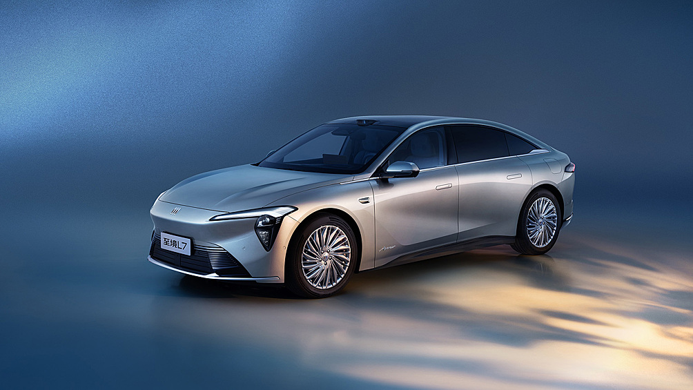 Buick представил флагманский седан с невероятным запасом хода до 1400 км в гибридной версии. Этот пятиметровый красавец сочетает мощь 502-сильной силовой установки с футуристичным оснащением. Гибридная версия разгоняется до 100 км/ч за 5,9 секунды, потребляя всего 0,5 л топлива на 100 км. Полностью электрическая модификация получила 900-вольтовую архитектуру, позволяющую заряжать батарею на 350 км всего за 10 минут. В салоне Electra L7 установлен с 50-дюймовый проекционный дисплей с интегрированным в него искусственным интеллектом. При стартовой цене около $41 800 этот седан, увы, останется эксклюзивом для китайского рынка, оставив остальной мир лишь завидовать.