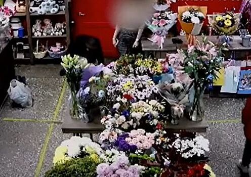 Заглядывает под юбки: в Каменске-Шахтинском неадекватный мужчина напугал покупателей в магазине