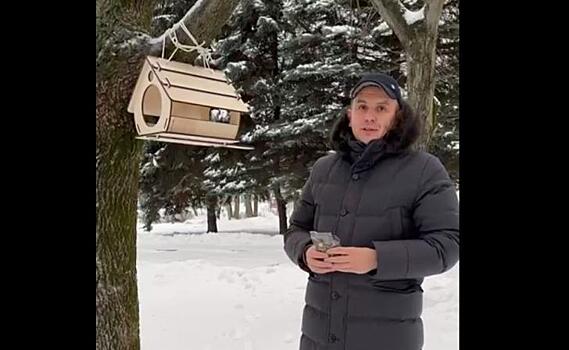 Мэр Курска Игорь Куцак продолжил эстафету «Покорми птиц»