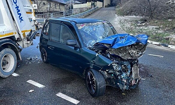 КамАЗ протаранил легковушку под Туапсе