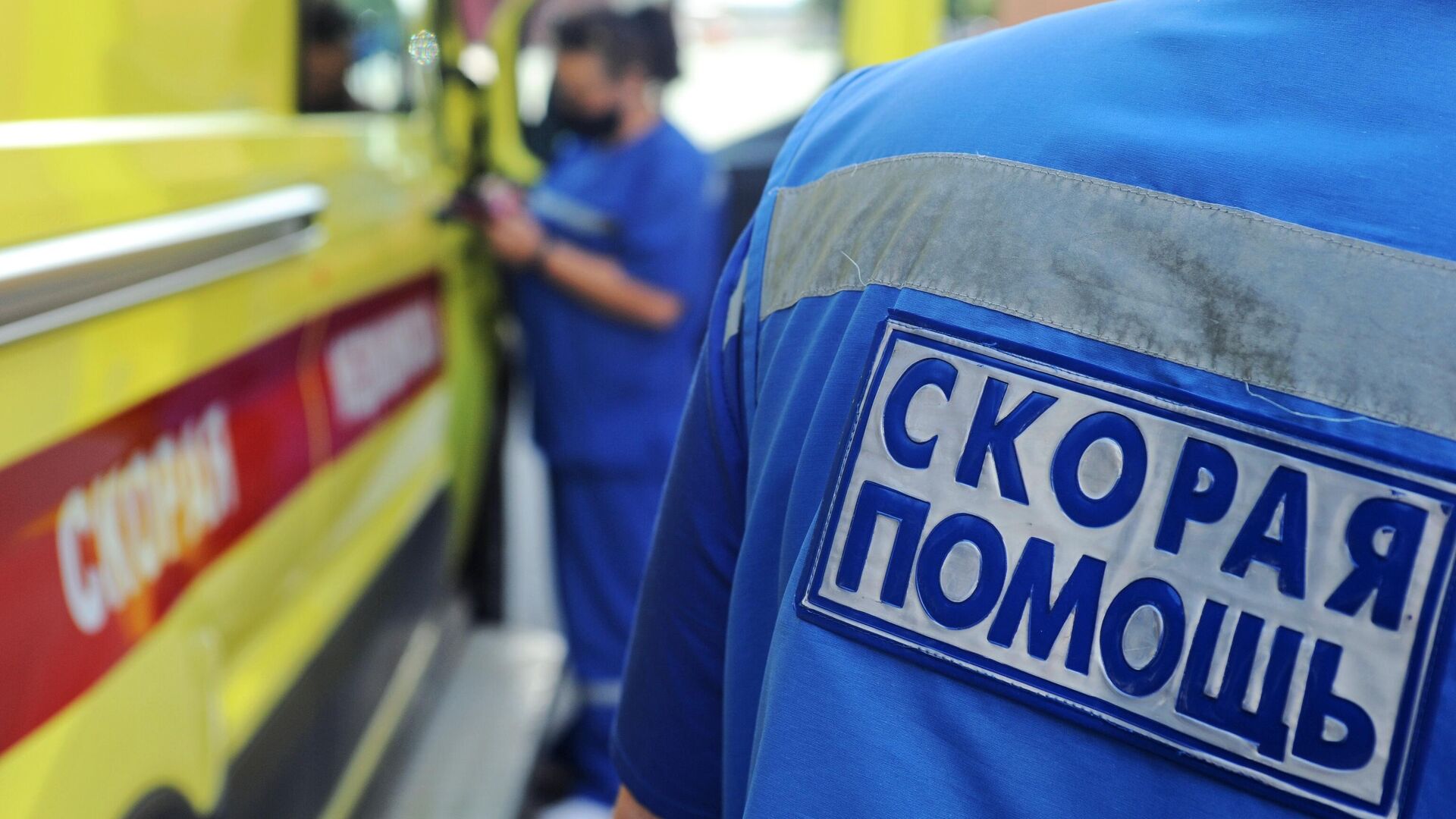 В Архангельске медики скорой помощи бросили пациента на улице и попали на видео