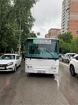 В Ростове на зебре маршрутка сбила девушку