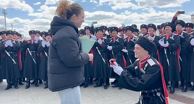 Кубанский казак позвал замуж возлюбленную после участия в параде в Москве