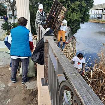 Общественники Анапы очистили от мусора берега речки