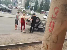 Перевернувшиеся на машине россияне скрасили ожидание «аварийки» арбузом