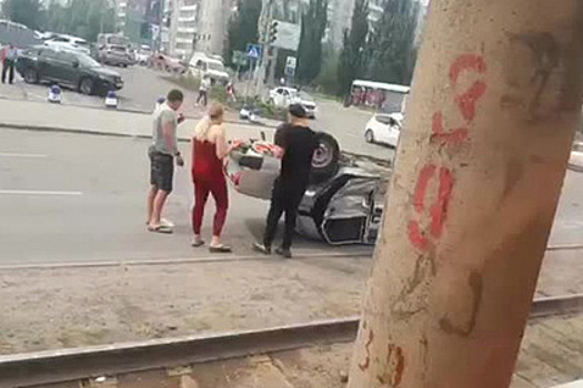 Перевернувшиеся на машине россияне скрасили ожидание «аварийки» арбузом