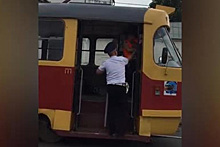 Пьяная вагоновожатая протаранила трамваем машину и пустилась на нем в бега