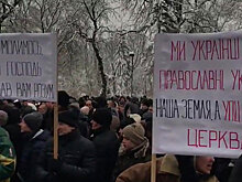 По факту молебен, по сути пикет: прихожане УПЦ пришли к Раде защищать свою веру