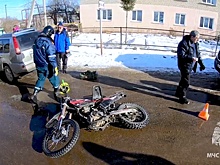 Мотоциклист получил тяжелые травмы и не смог встать после ДТП на Бору