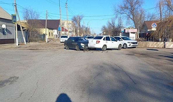 Две «Лады» столкнулись на трассе под Волгоградом
