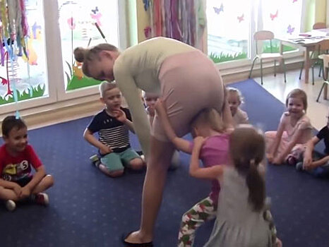 Воспитатель детского сада удивила пользователей Сети странными танцами: видео